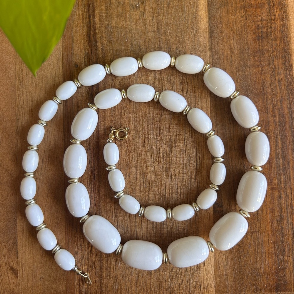 ☀️Elegant White and Gold Beaded Necklace